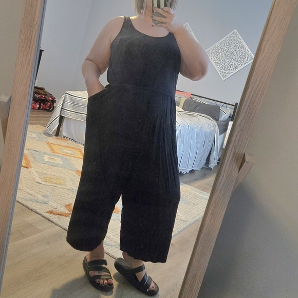 Torrid Sleeveless Wide-Leg Jumpsuit with Pockets - Picture 4 of 5